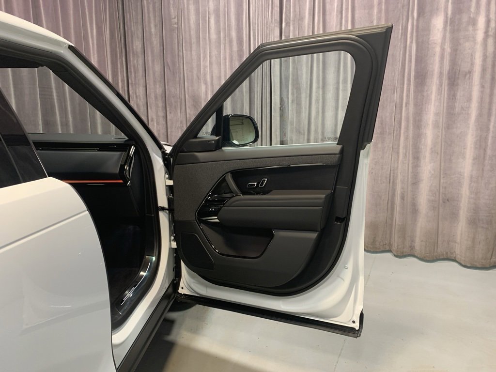 Used 2025 Land Rover Range Rover Sport image 9