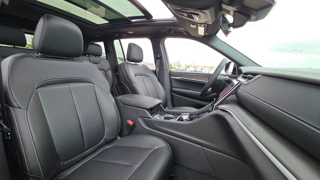 New 2025 Jeep Grand Cherokee Limited w/ Black Appearance Package AWD/4WD image 12