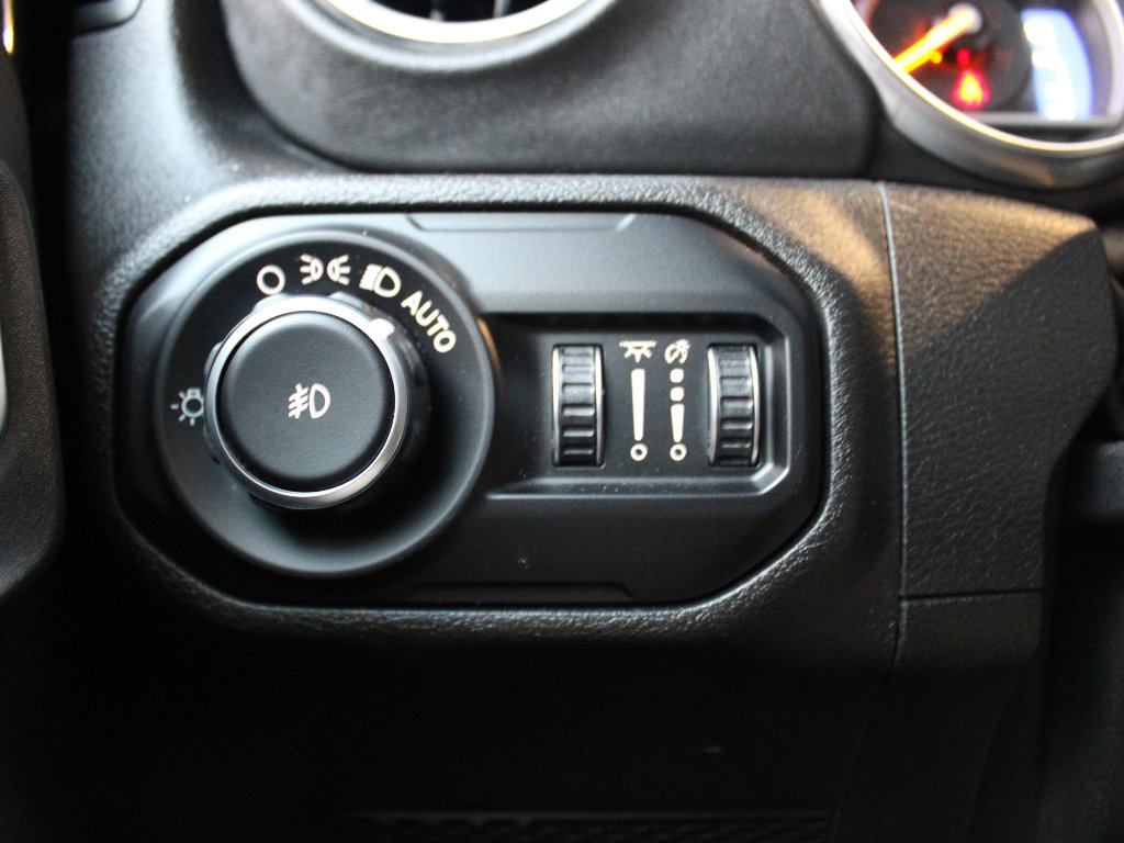 Used 2018 Jeep Wrangler Unlimited Sahara image 39