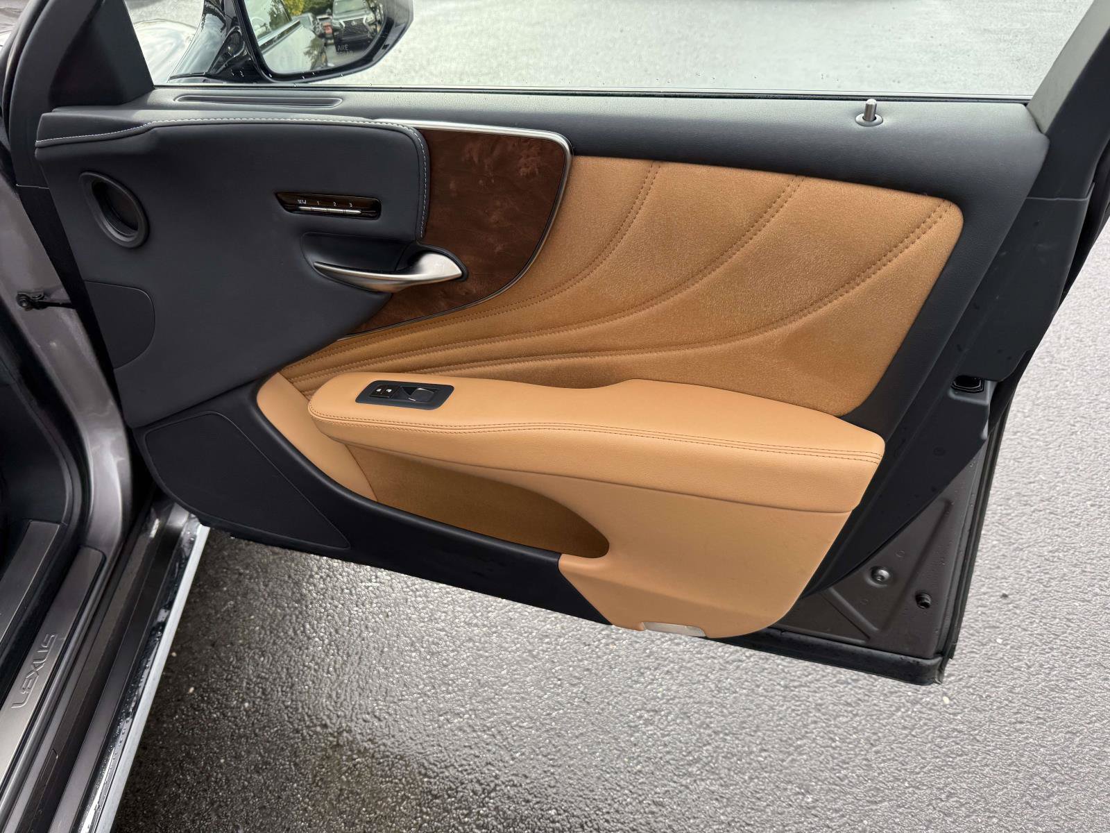 Used 2022 Lexus LS 500 AWD w/ Accessory Package (Z1) image 15