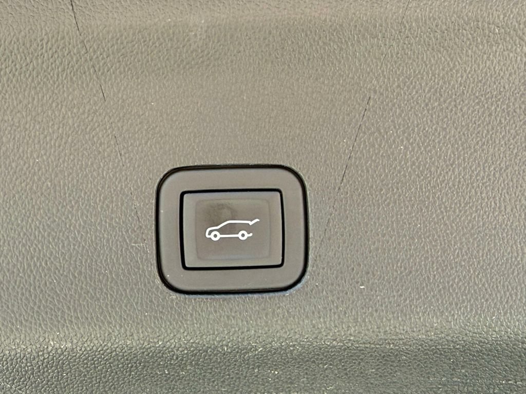 Used 2024 Cadillac Escalade Luxury AWD/4WD image 19