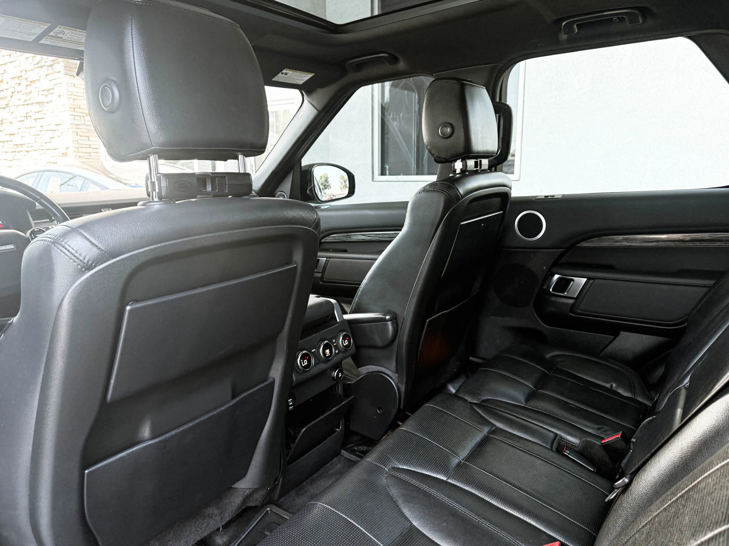 Used 2020 Land Rover Discovery HSE image 28