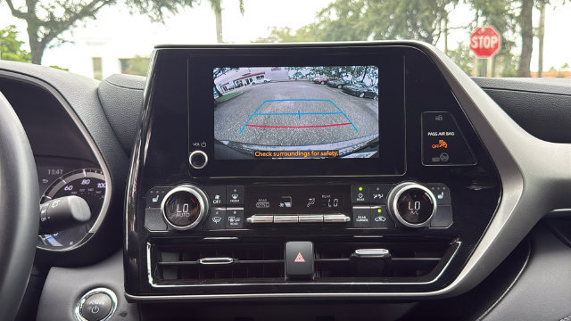 Used 2023 Toyota Highlander XLE FWD image 25