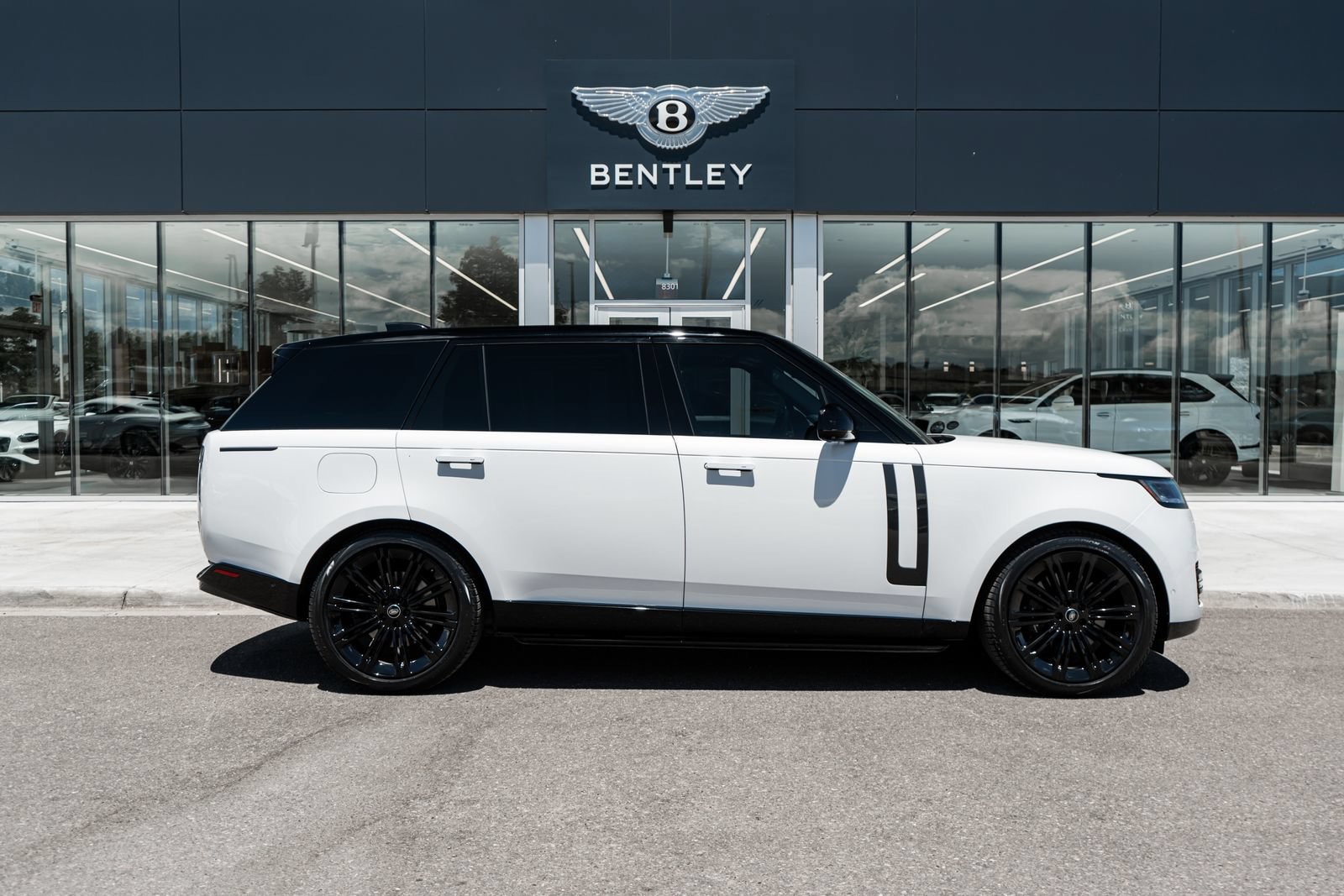 Used 2024 Land Rover Range Rover Long Wheelbase SE AWD/4WD image 14