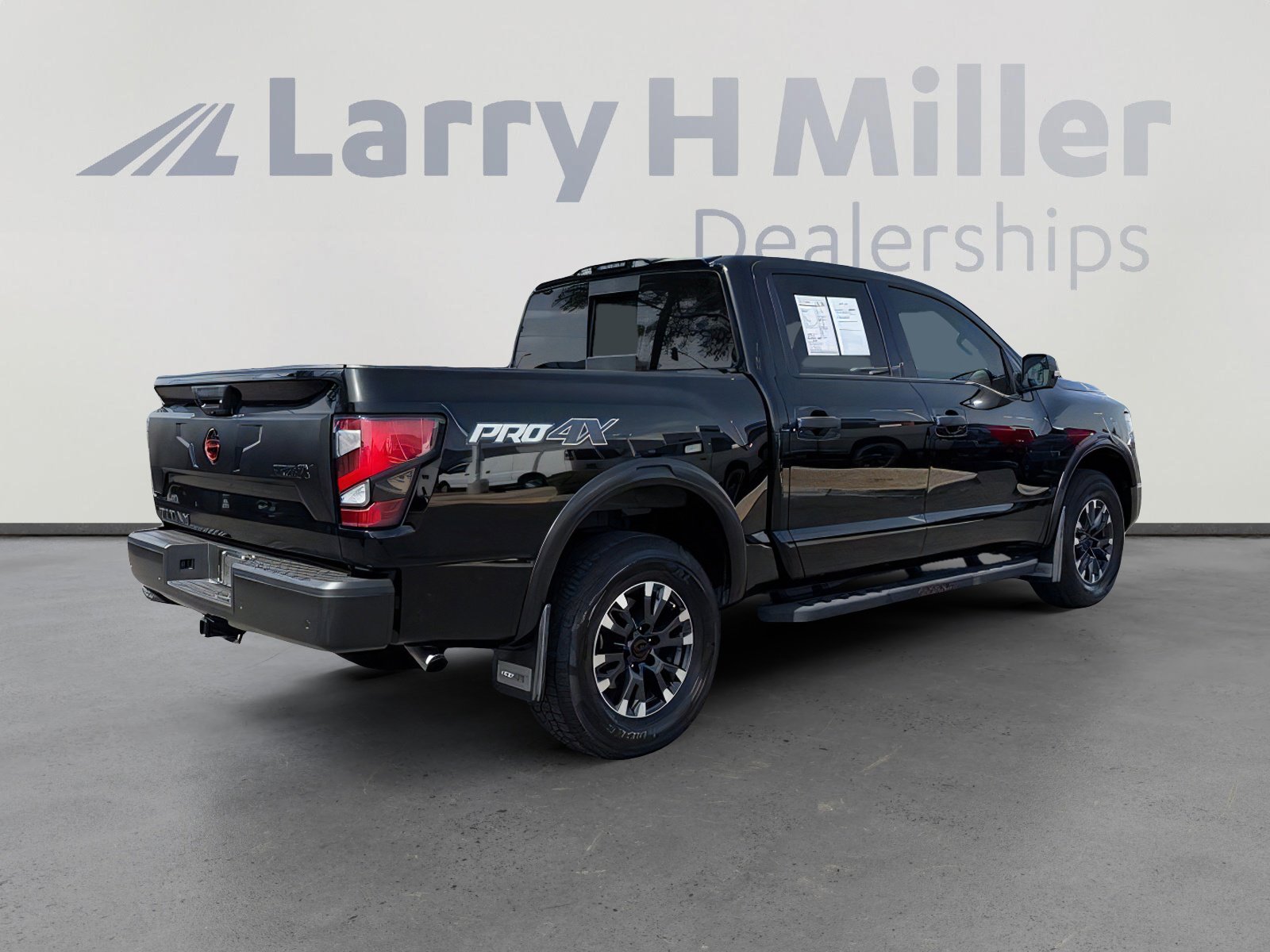 Used 2024 Nissan Titan PRO-4X w/ Pro-4x Convenience Package AWD/4WD image 6