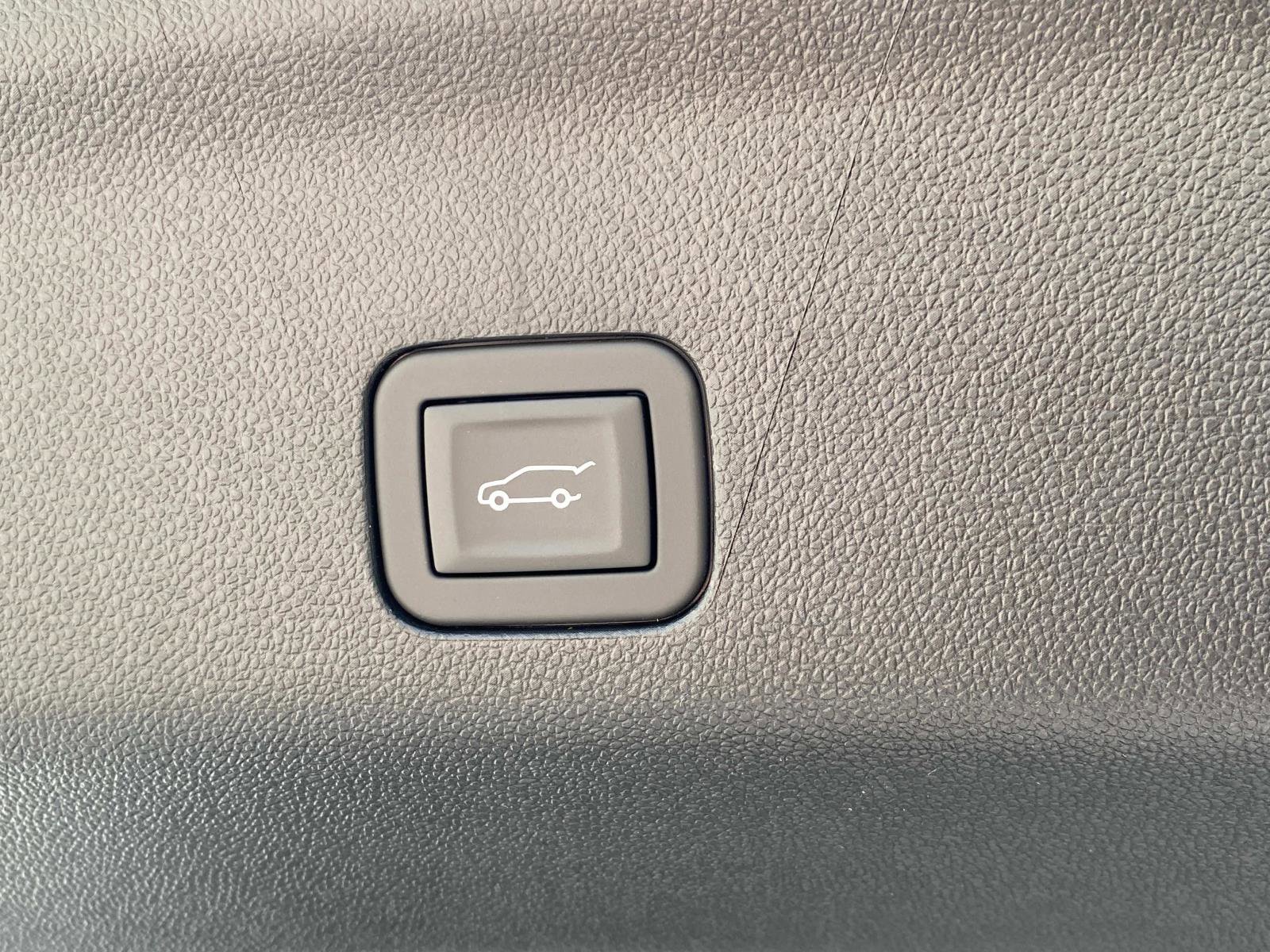 Used 2025 Cadillac Escalade ESV Premium Luxury Platinum image 15