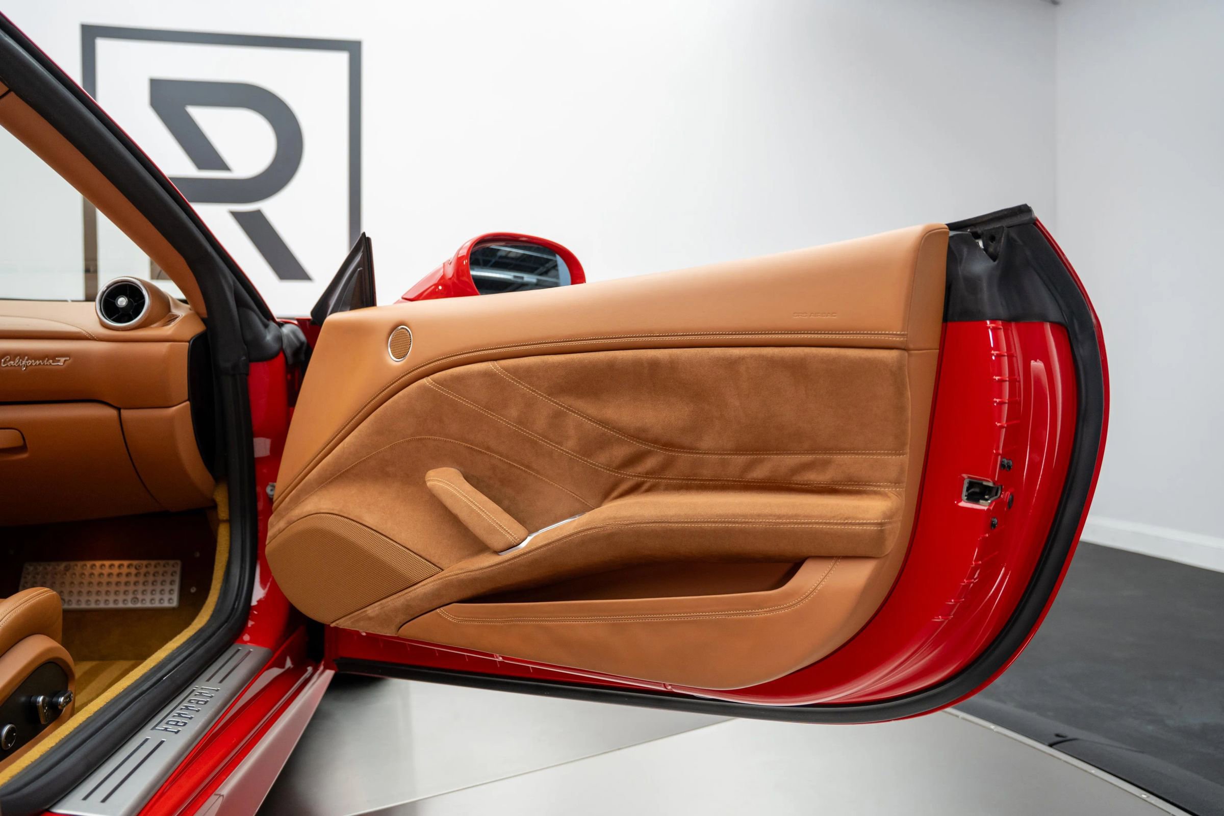 Used 2015 Ferrari California T image 32