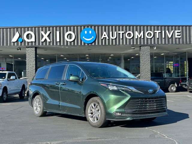Used 2025 Toyota Sienna XLE image 1