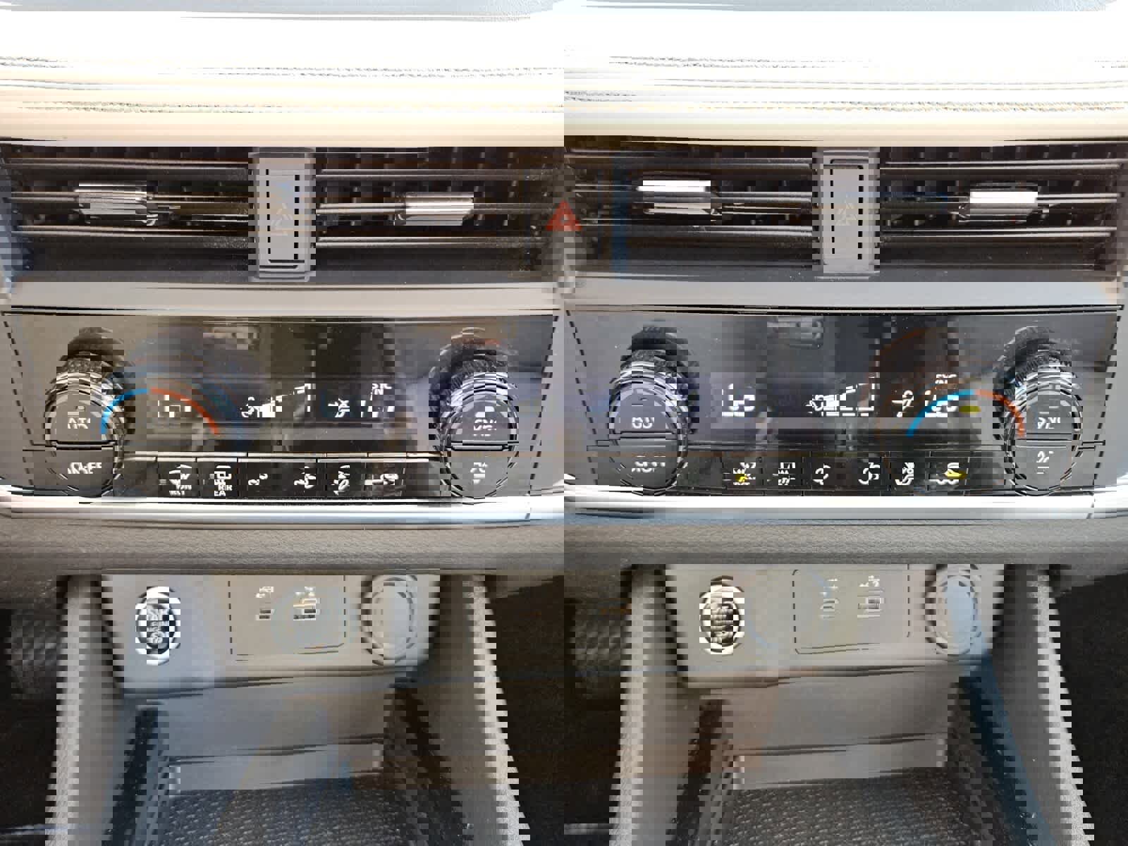 Used 2023 Nissan Rogue SV image 10