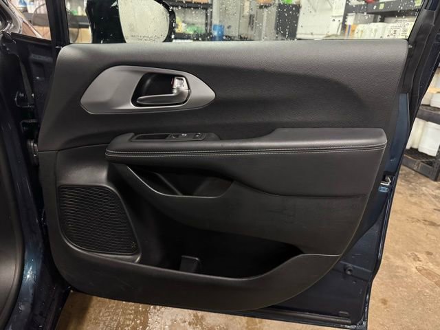 Certified 2025 Chrysler Pacifica Limited image 15