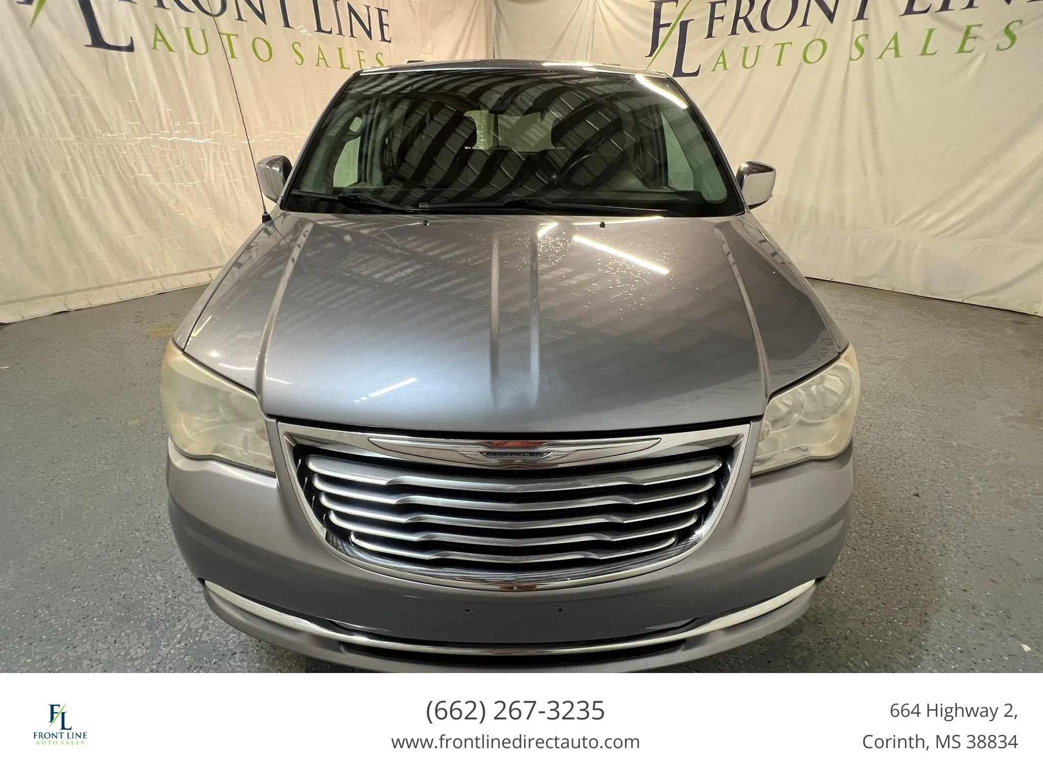 Used 2013 Chrysler Town & Country Touring-L w/ Driver Convenience Group FWD image 2
