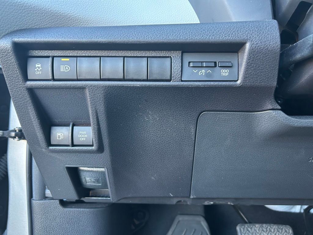 Used 2025 Toyota Sienna LE image 20