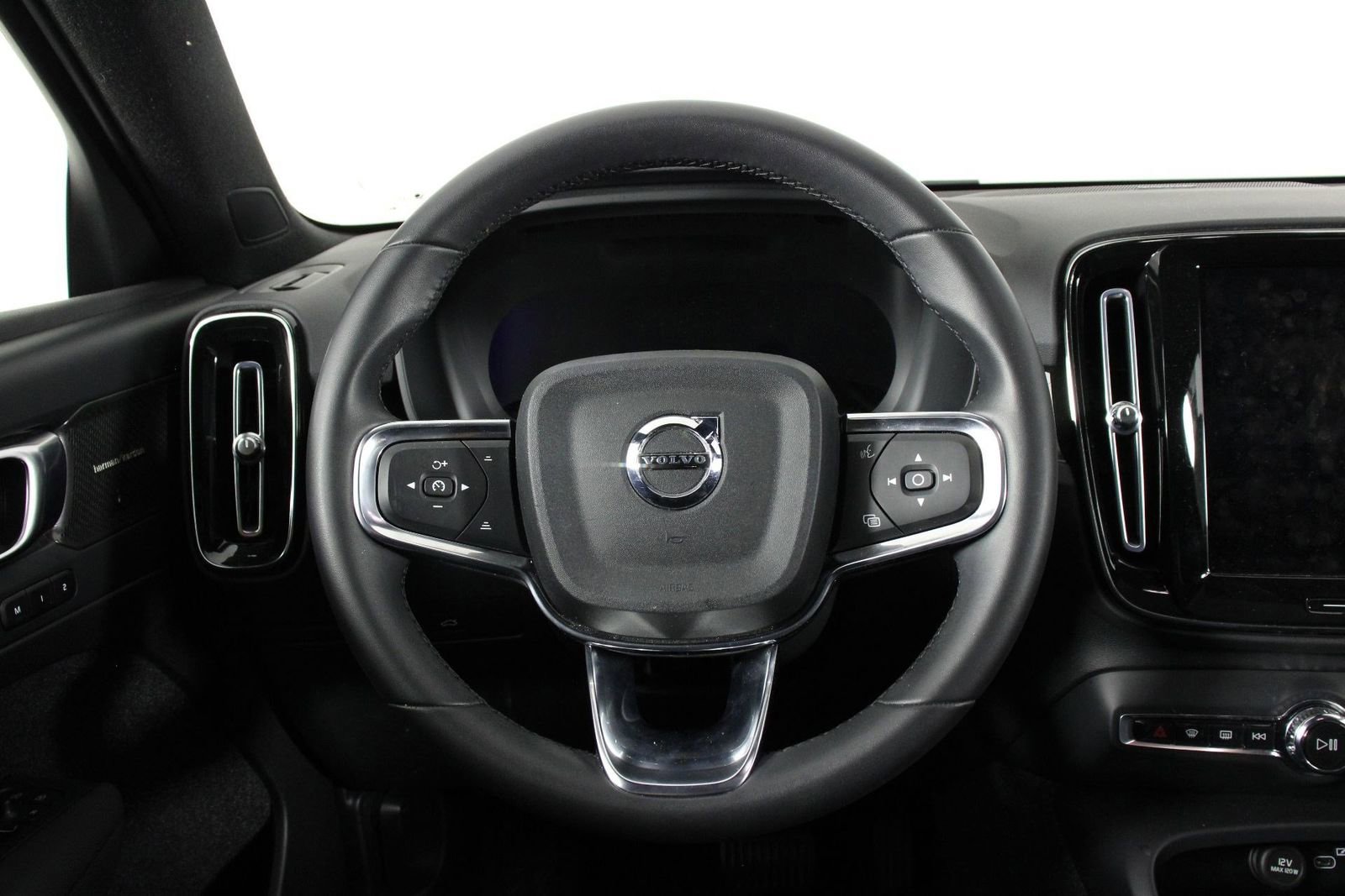 Used 2023 Volvo XC40 Recharge Ultimate w/ Protection Package Premier AWD/4WD image 8