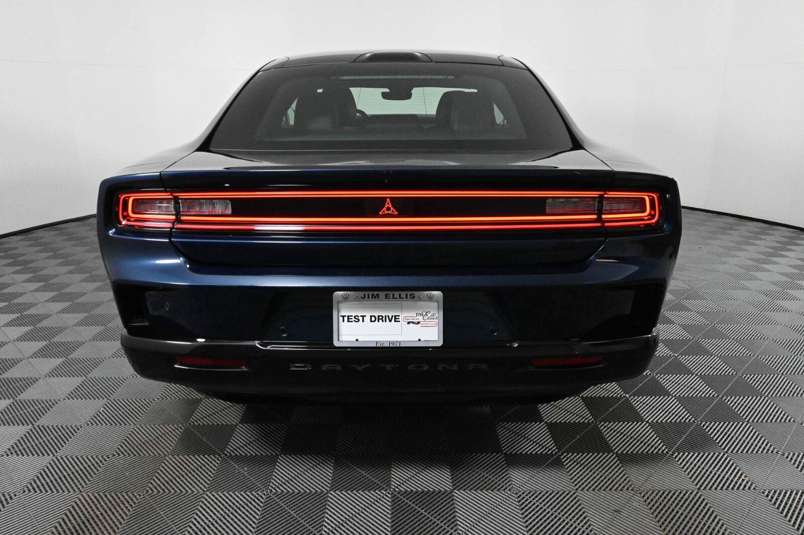 Used 2024 Dodge Charger Daytona R/T w/ Plus Group AWD/4WD image 8
