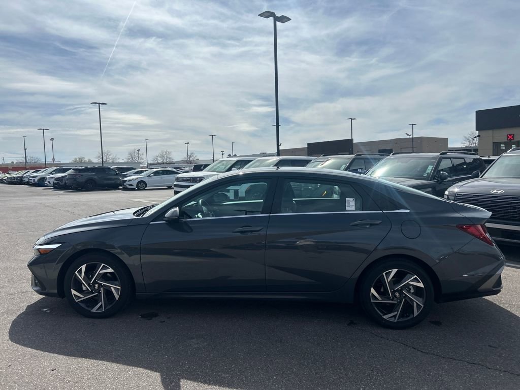 Used 2025 Hyundai Elantra Limited image 8