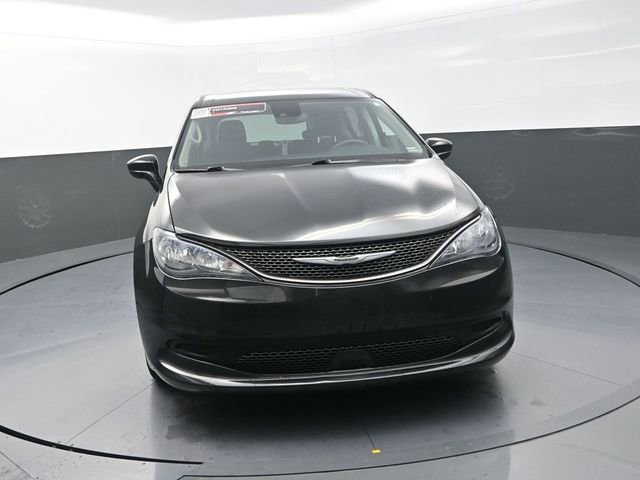 Used 2023 Chrysler Voyager LX image 4