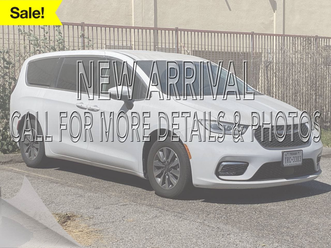 Used 2023 Chrysler Pacifica Touring-L FWD image 1