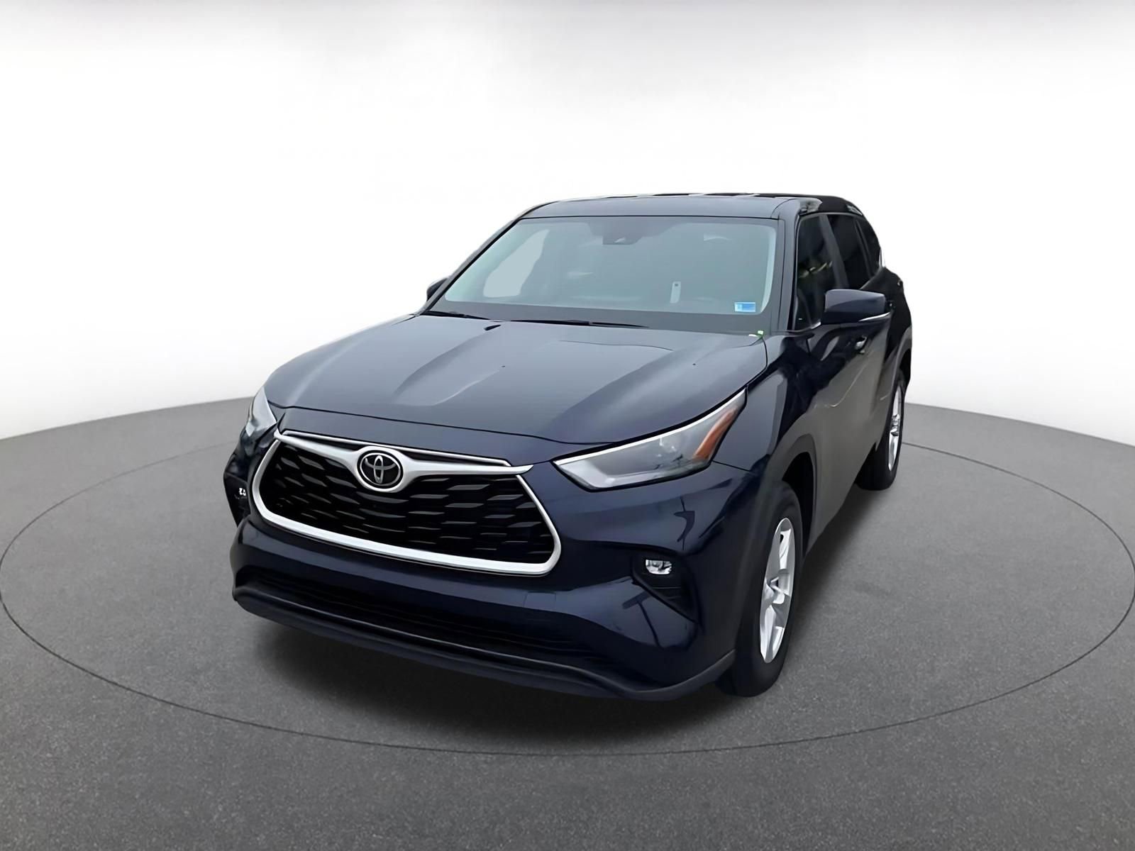 Used 2025 Toyota Highlander LE FWD image 7