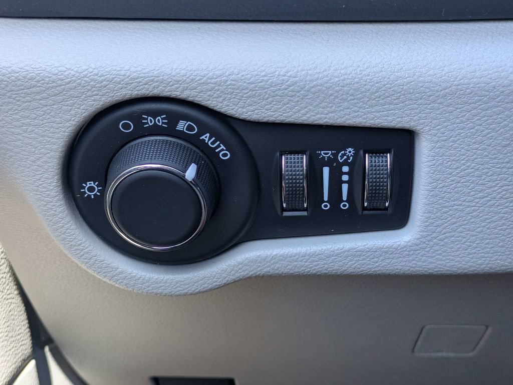 Used 2023 Chrysler Voyager LX FWD image 23