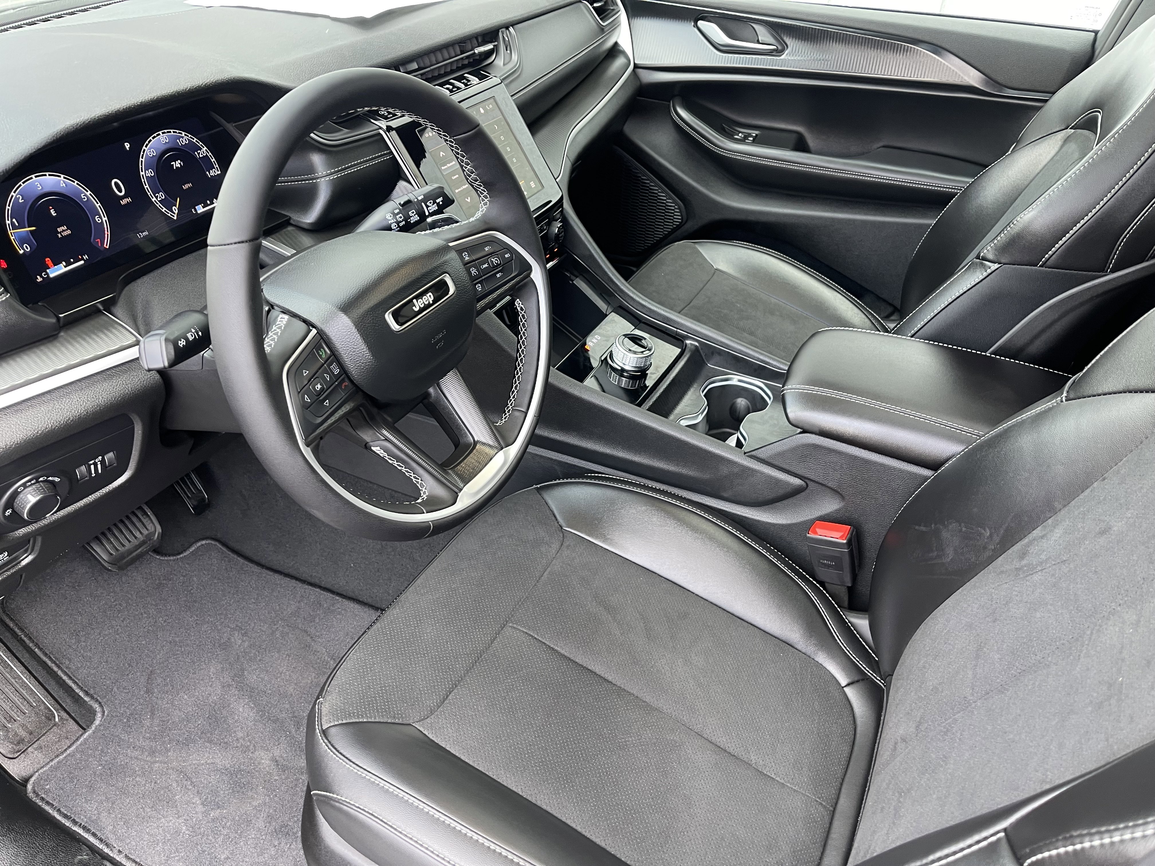 New 2025 Jeep Grand Cherokee Altitude image 14