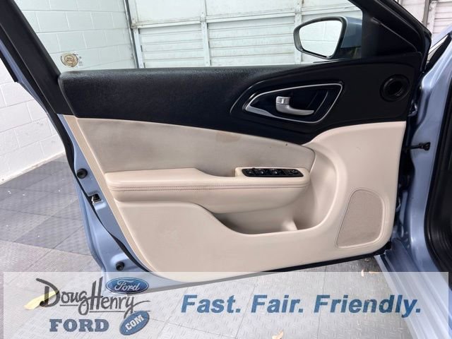 Used 2015 Chrysler 200 Limited image 26