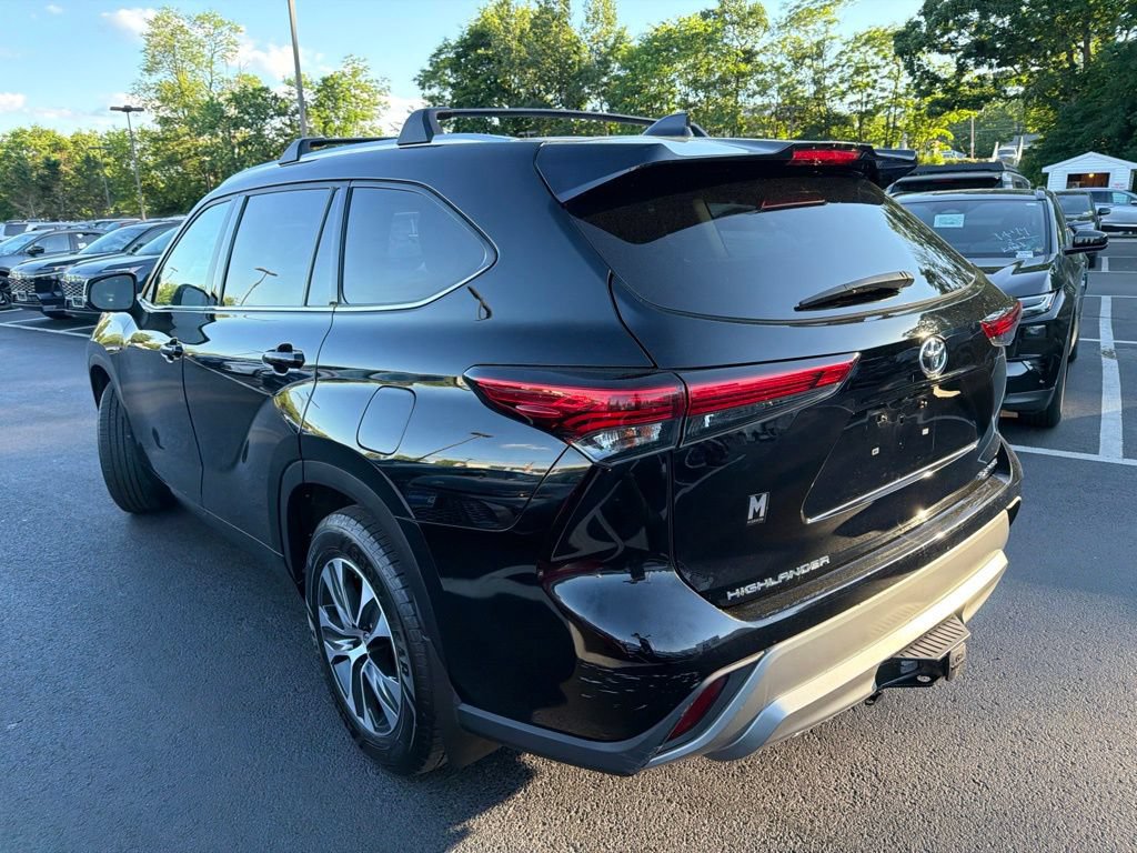 Used 2021 Toyota Highlander XLE AWD/4WD image 8