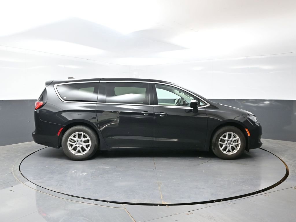 Used 2023 Chrysler Voyager LX FWD image 4