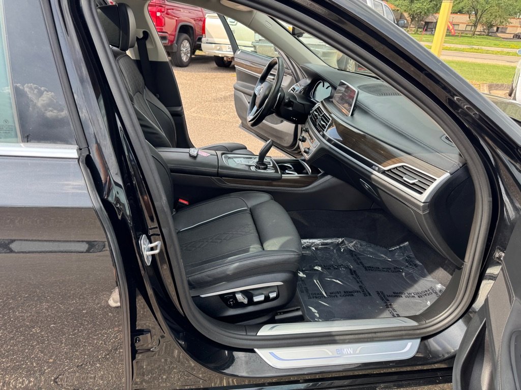 Used 2017 BMW 740i xDrive image 34