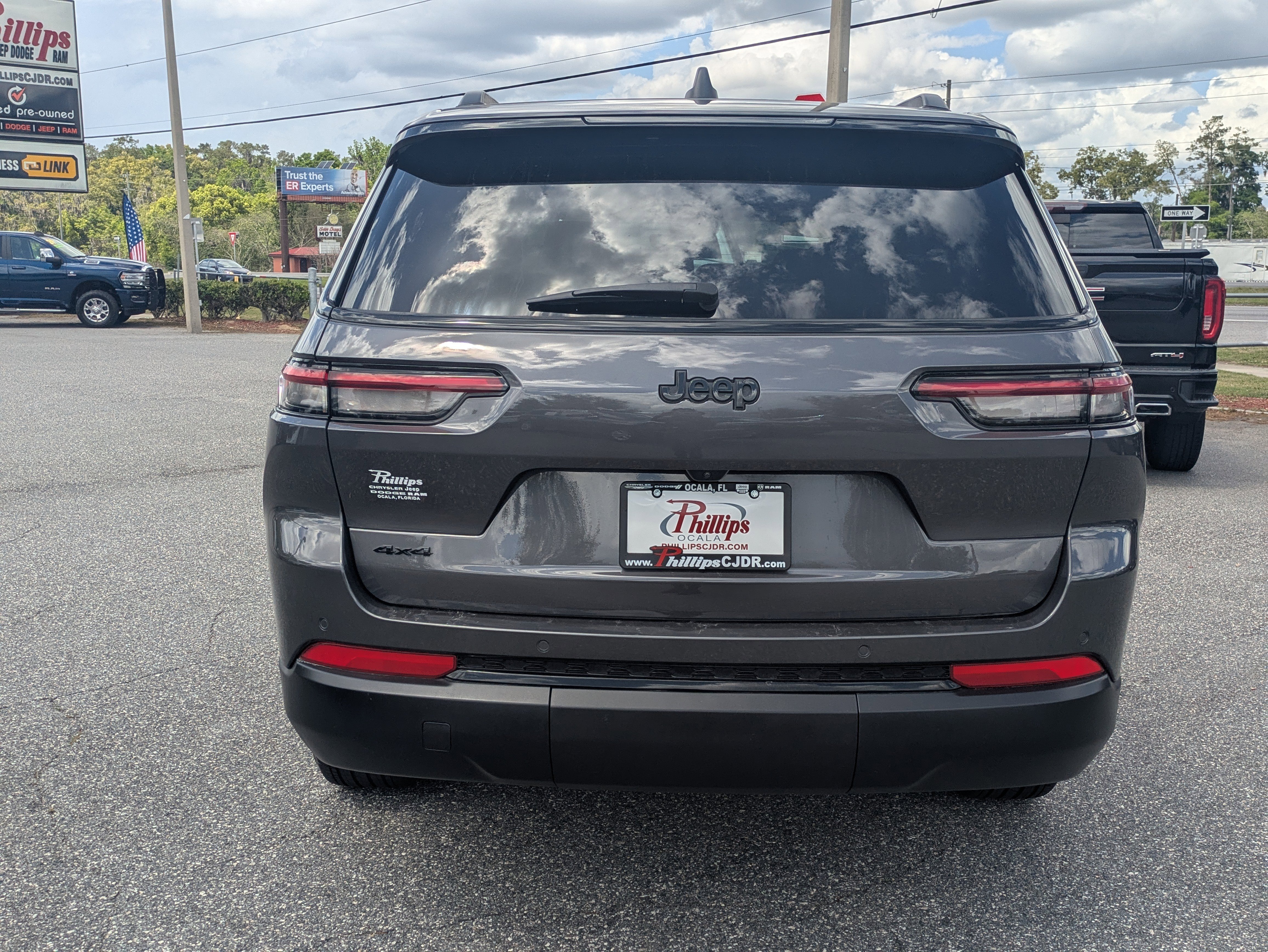Used 2025 Jeep Grand Cherokee L Altitude AWD/4WD image 5