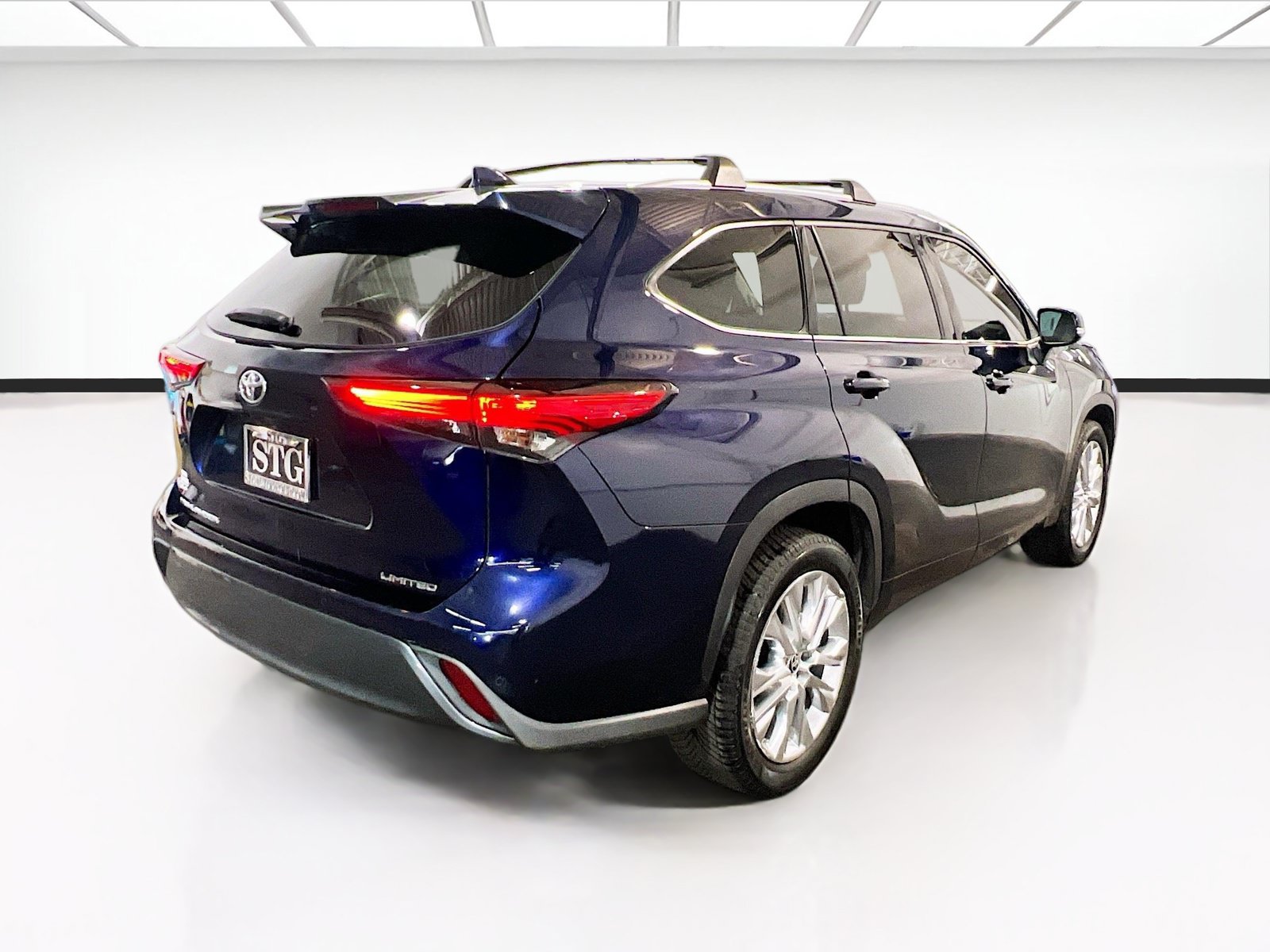 Used 2021 Toyota Highlander Limited FWD image 4