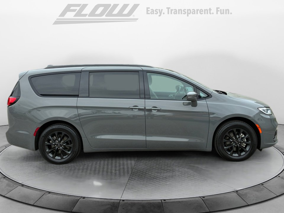 Used 2021 Chrysler Pacifica Touring-L w/ S Appearance Package FWD image 10