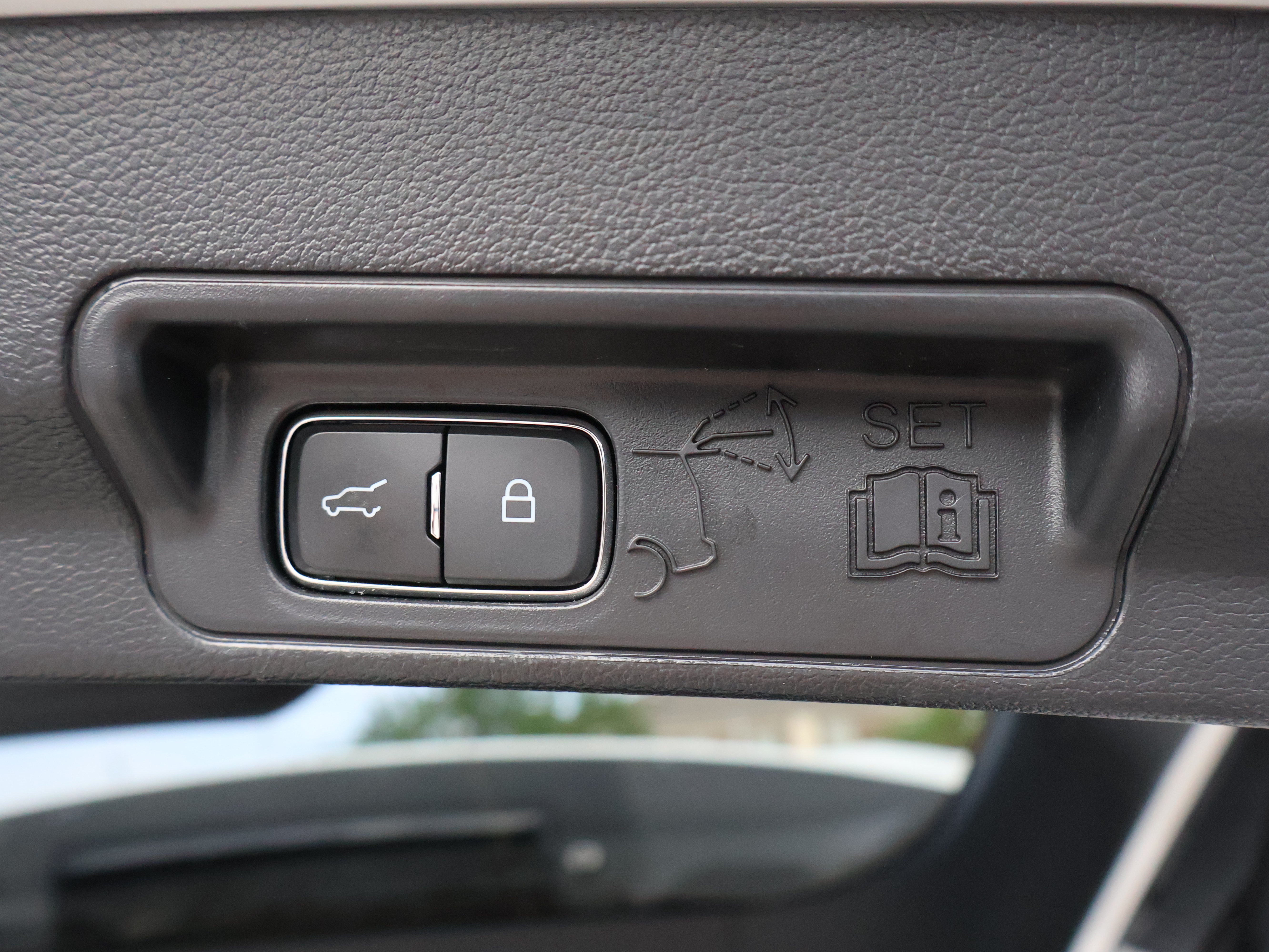 Used 2022 Ford Explorer XLT w/ Equipment Group 202A AWD/4WD image 9