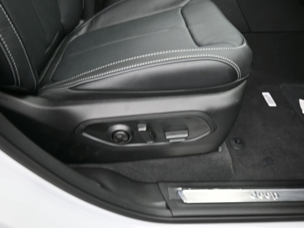 Used 2024 Jeep Grand Cherokee Overland image 17