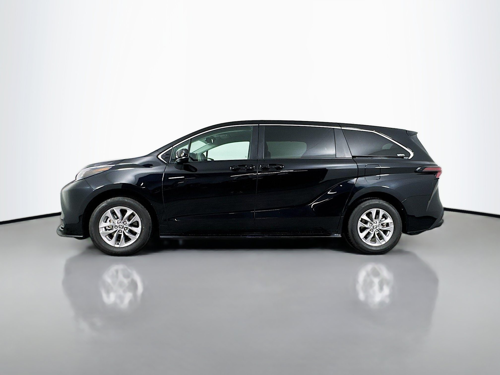 Certified 2026 Toyota Sienna LE FWD image 4