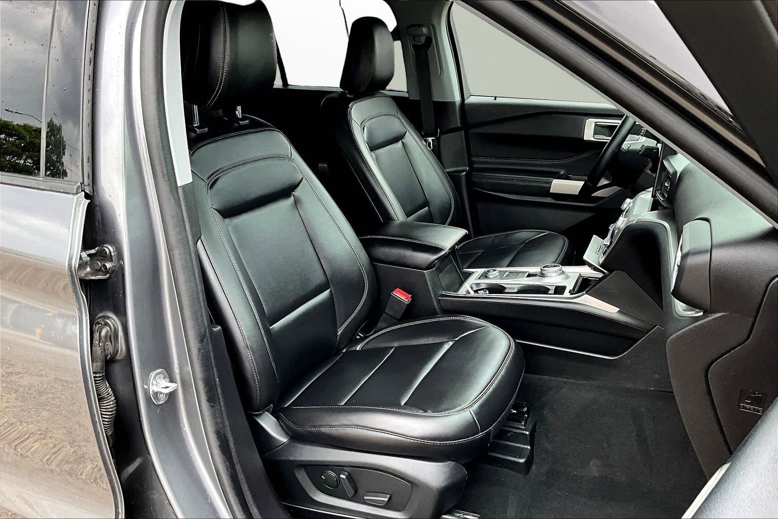 Used 2022 Ford Explorer XLT w/ Equipment Group 202A image 7