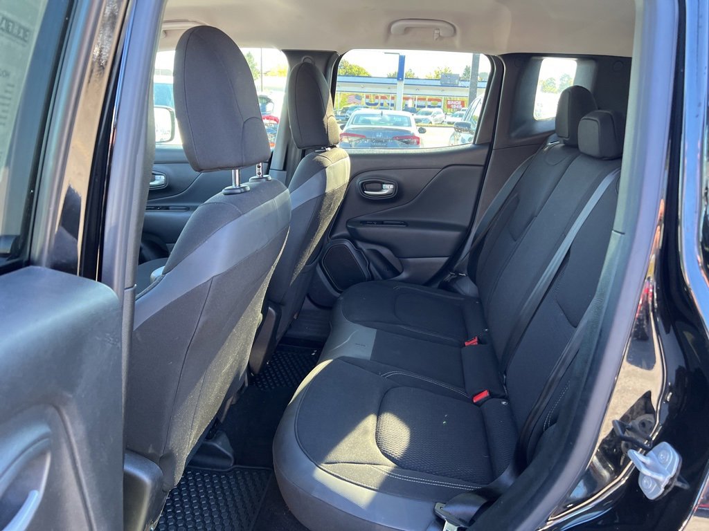 Used 2023 Jeep Renegade Latitude w/ Premium Group image 21