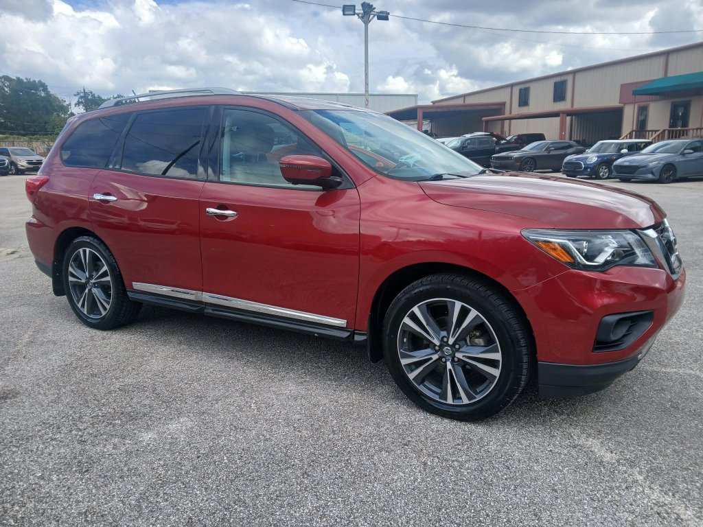 Used 2017 Nissan Pathfinder Platinum w/ Family Entertainment Package FWD image 3