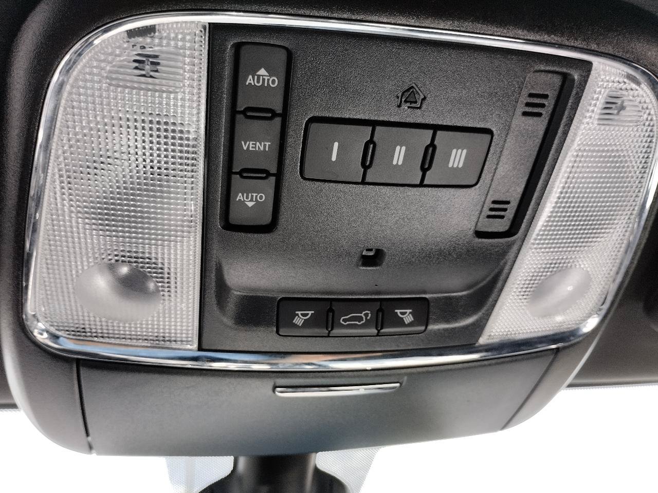 Used 2018 Jeep Grand Cherokee Altitude AWD/4WD image 28