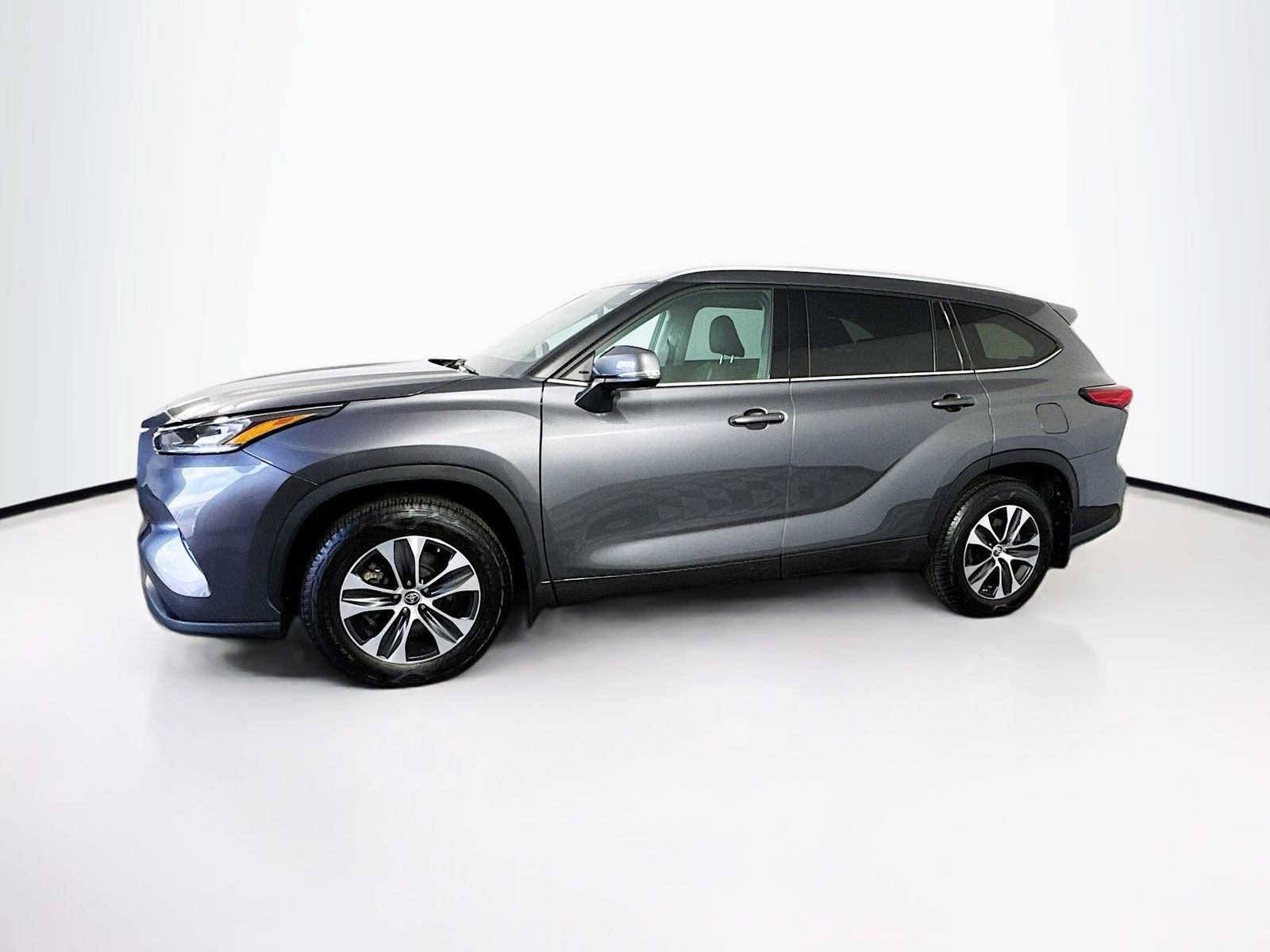 Used 2022 Toyota Highlander XLE AWD/4WD image 4