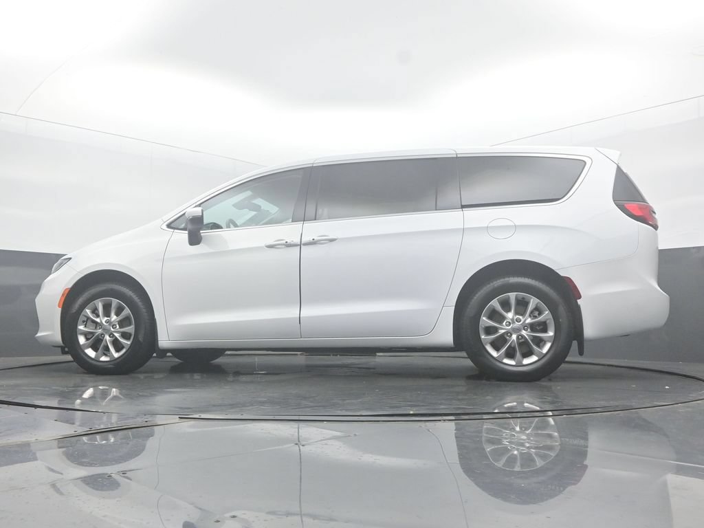 Used 2023 Chrysler Pacifica Touring-L AWD/4WD image 58