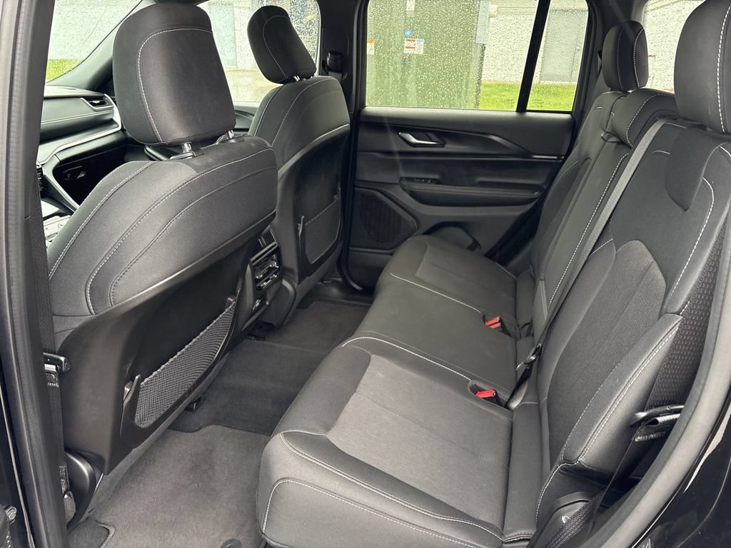 Used 2025 Jeep Grand Cherokee Laredo AWD/4WD image 10