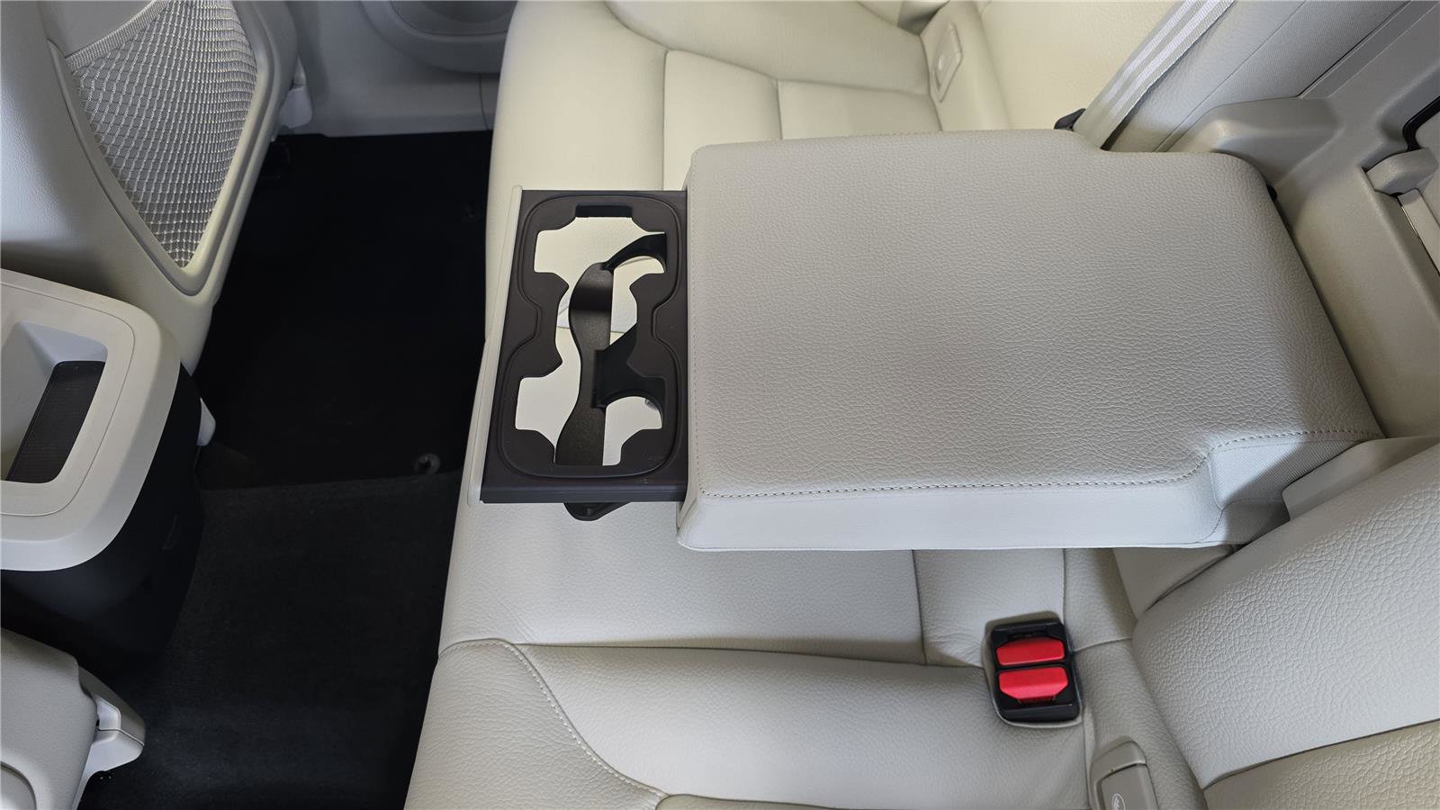 Used 2025 Volvo XC60 B5 Plus w/ Climate Package image 19