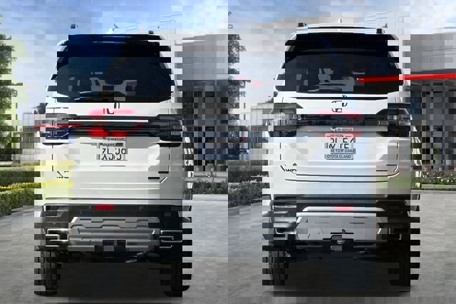 Used 2025 Honda Pilot Touring image 6