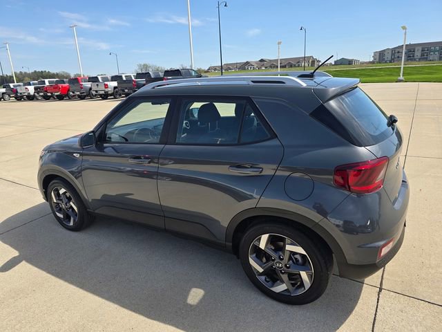 Used 2025 Hyundai Venue SEL FWD image 11