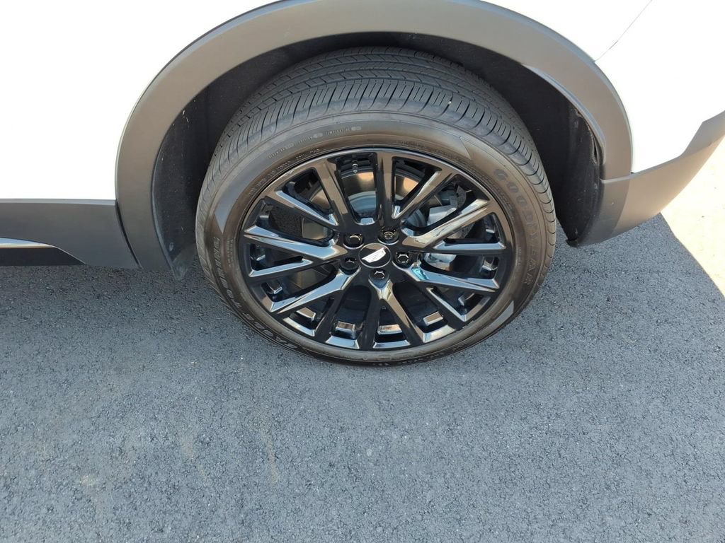 Used 2022 Cadillac XT4 Sport w/ LPO, ONYX Package FWD image 9