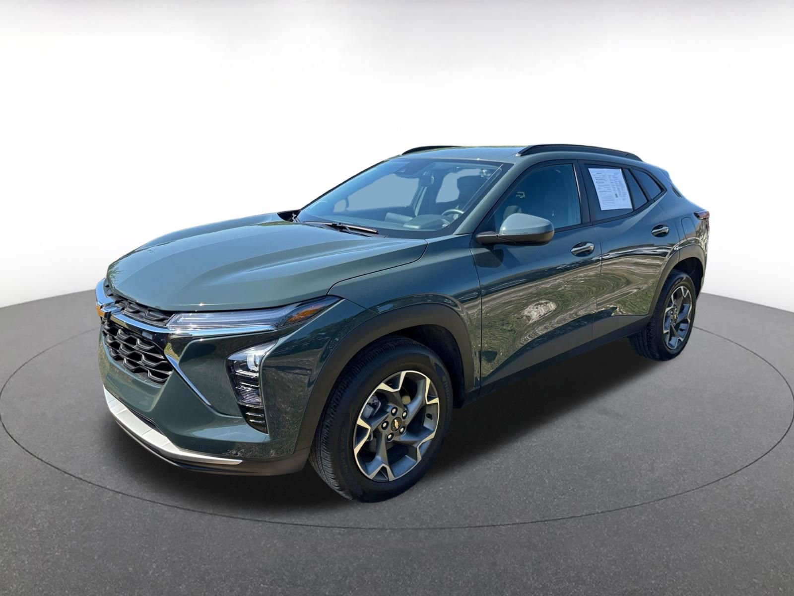 Used 2025 Chevrolet Trax LT w/ LT Convenience Package image 4