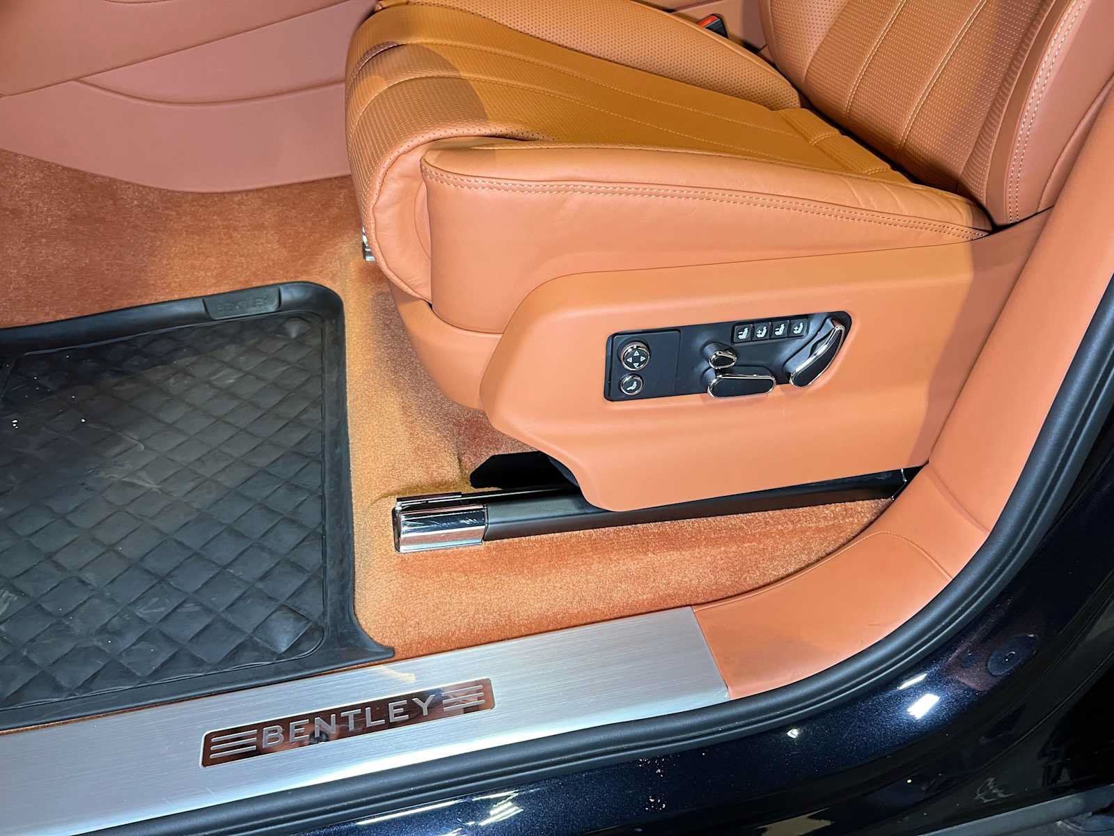 Used 2022 Bentley Bentayga AWD/4WD image 29