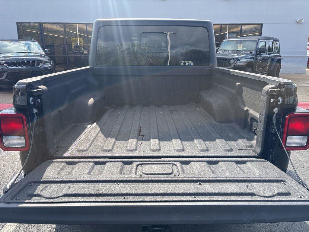 Used 2023 Jeep Gladiator Sport AWD/4WD image 11