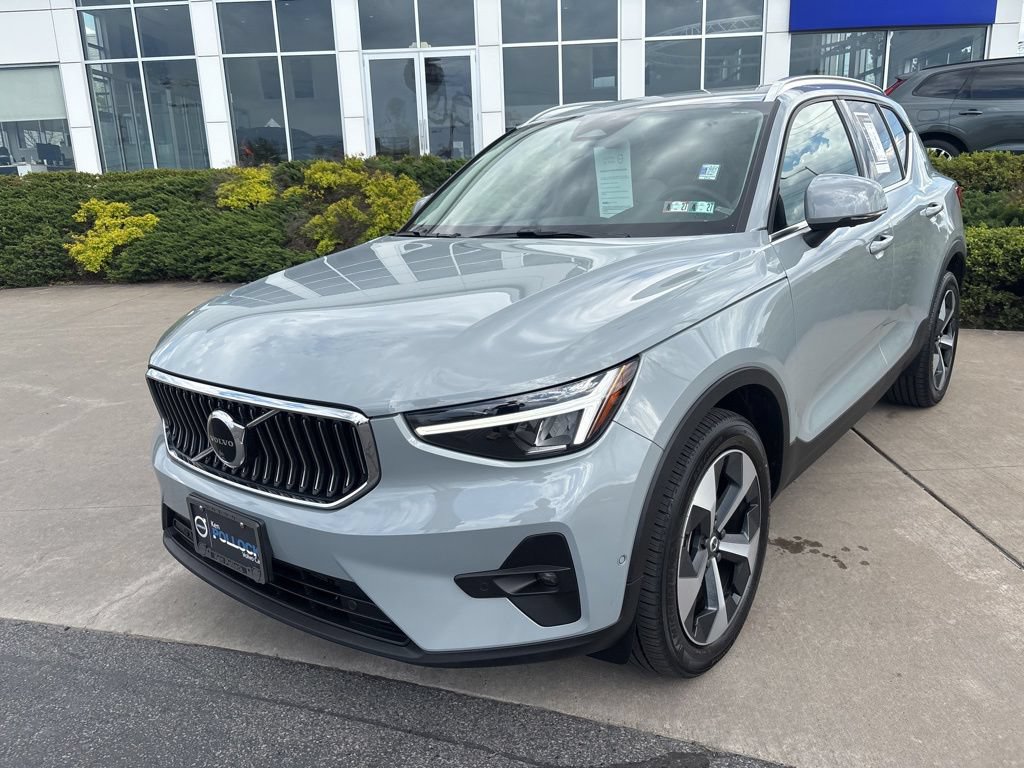 Certified 2024 Volvo XC40 B5 Plus w/ Climate Package AWD/4WD image 2