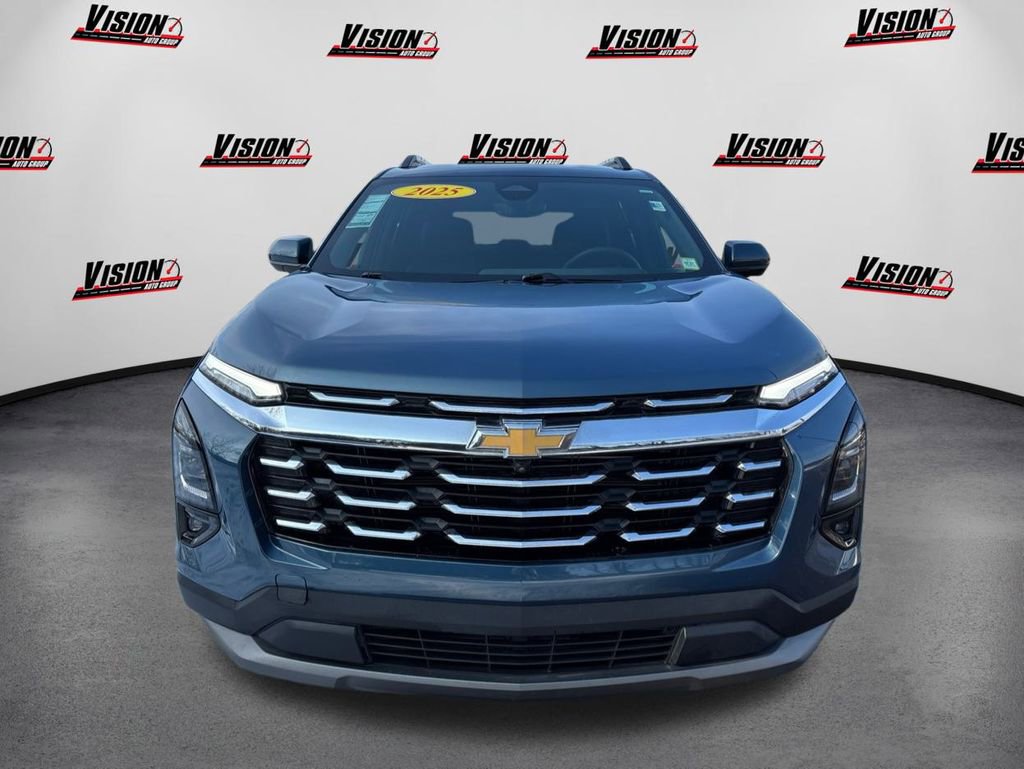 Used 2025 Chevrolet Equinox LT w/ Convenience Package II image 2